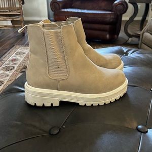 SODA ankle suede boots